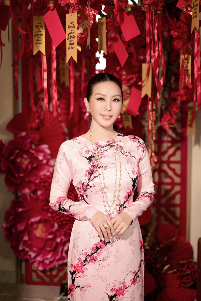 Hoa hậu Thu Hoài đẹp cuốn hút với mọi phong cách trong bộ ảnh đầu năm mới