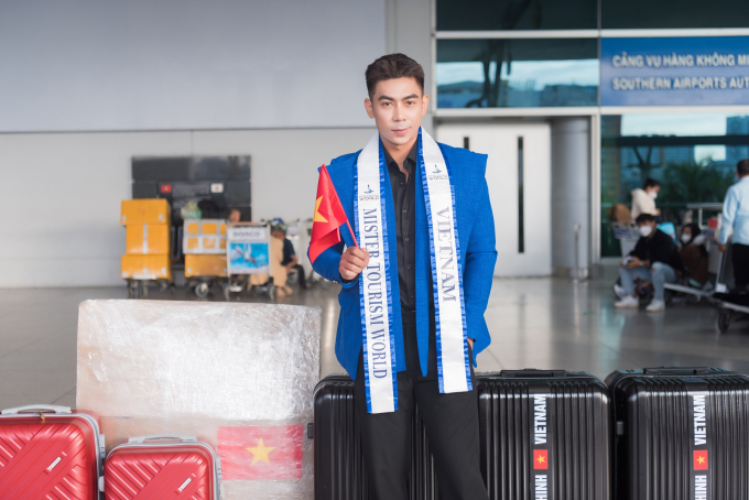 Phùng Phước Thịnh mang gần 90kg hành lý sang Philippines thi Mister Tourism World