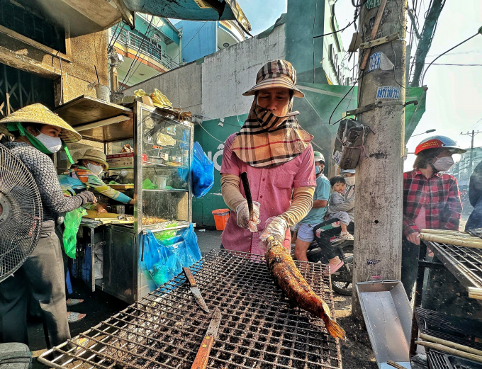 Phố cá lóc nướng ở TP.HCM kín người ngày vía Thần tài, có tiệm bán 4-5 tấn cá