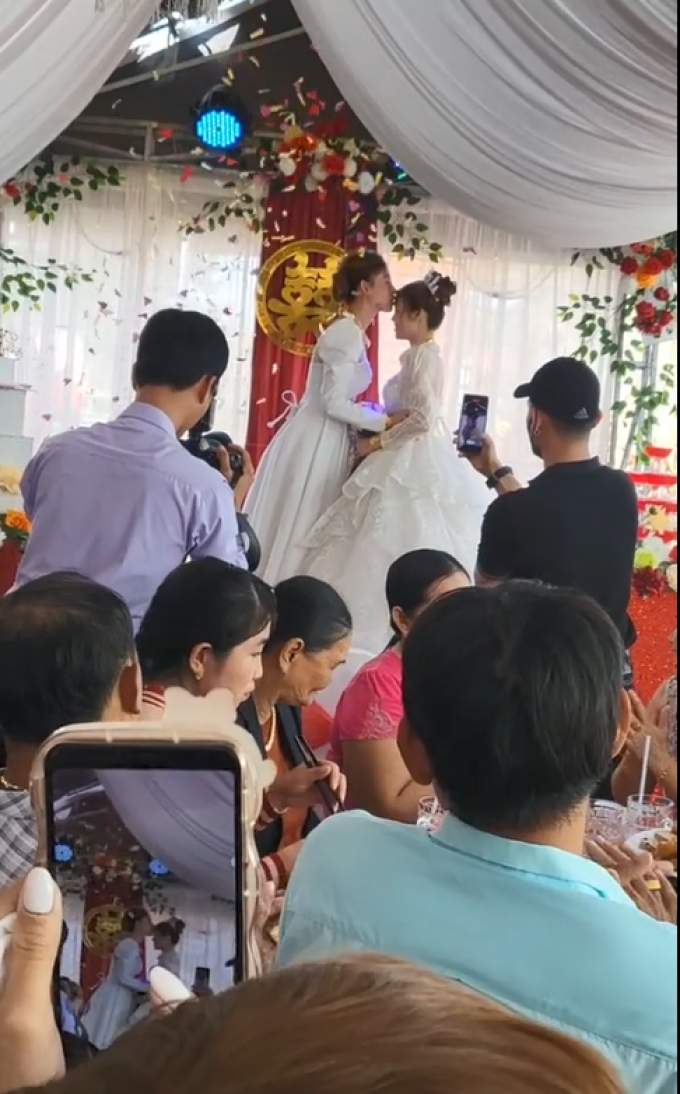 Cặp đôi LGBT nữ tổ chức đám cưới chấn động miền Tây, cộng đồng mạng ngưỡng mộ tình yêu vượt định kiến