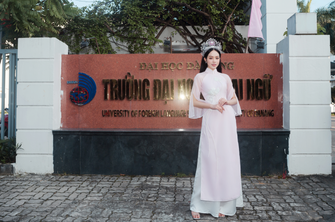 Hoa hậu Việt Nam 2022 - Thanh Thủy diện áo dài nền nã về lại trường cũ nhận học bổng