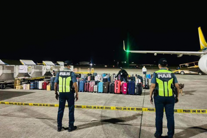Chơi dại nói đánh bom, nữ hành khách bị cảnh sát áp giải khỏi chuyến bay