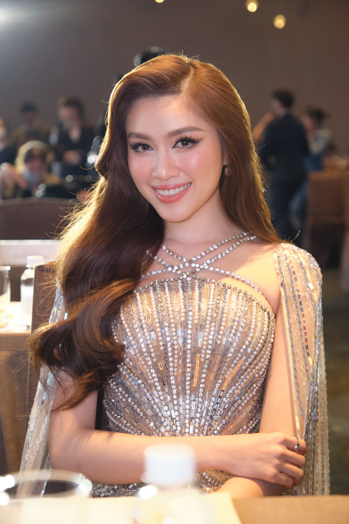 Thanh Thanh Huyền được tặng vương miện, chính thức nhận sash đại diện Việt Nam tại Miss Charm 2023
