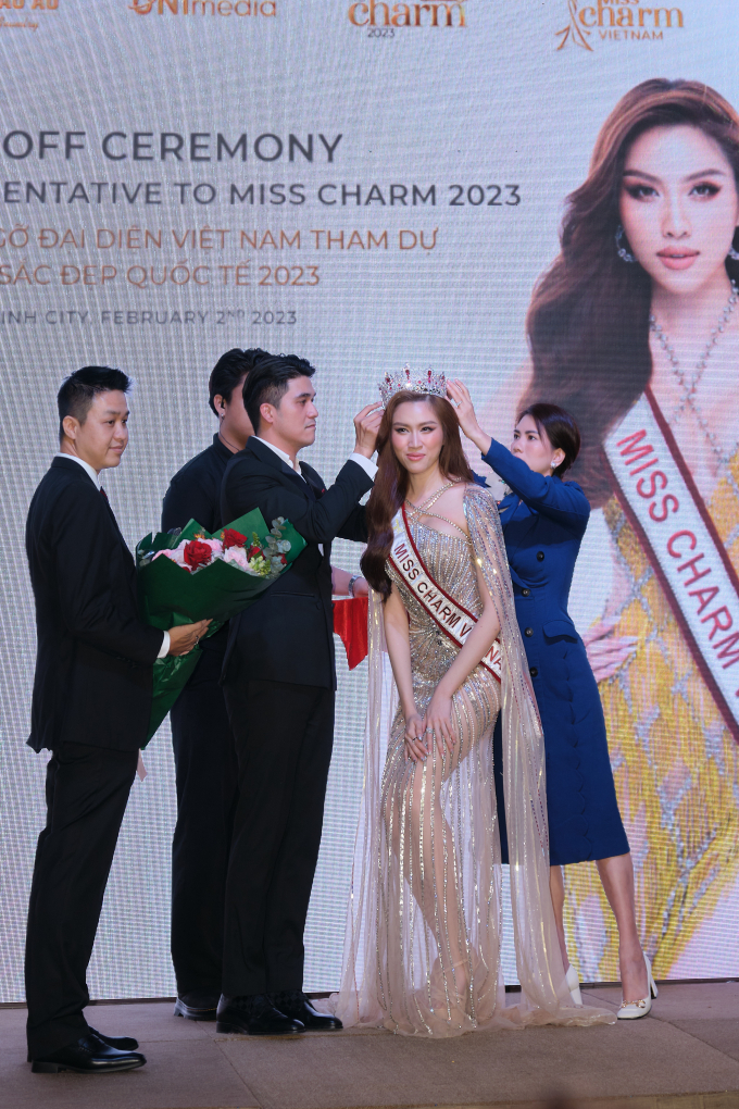 Đại diện ê-kíp Miss Charm Vietnam lên tiếng khi vương miện của Thanh Thanh Huyền bị tố đạo nhái