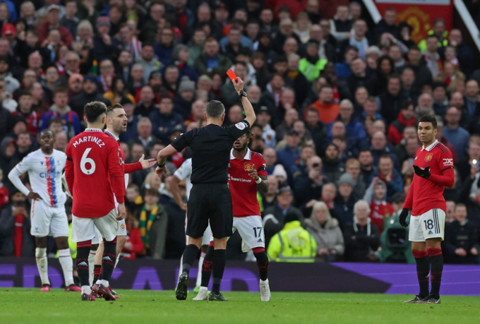 Man United giành 3 điểm trong ngày Casemiro nhận thẻ đỏ