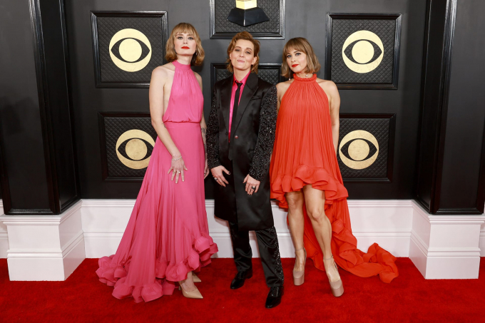 Taylor Swift nổi bật trên thảm đỏ lễ trao giải Grammy 2023