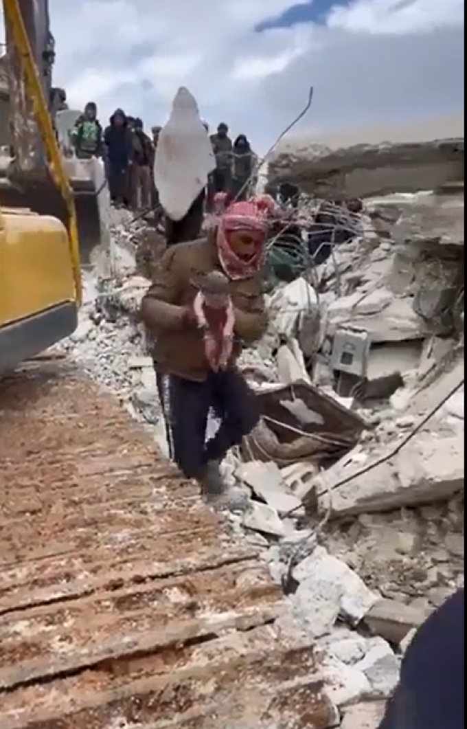 Kỳ tích tại Syria: Thai phụ hạ sinh con trai trong vụ động đất, bị chôn vùi dưới đống đổ nát