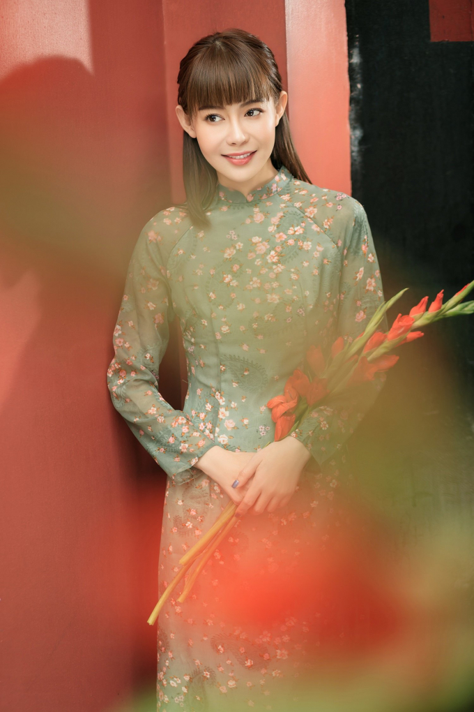 Hoa hậu Hải Dương diện áo dài, khoe nhan sắc trẻ trung trong bộ ảnh đầu năm mới