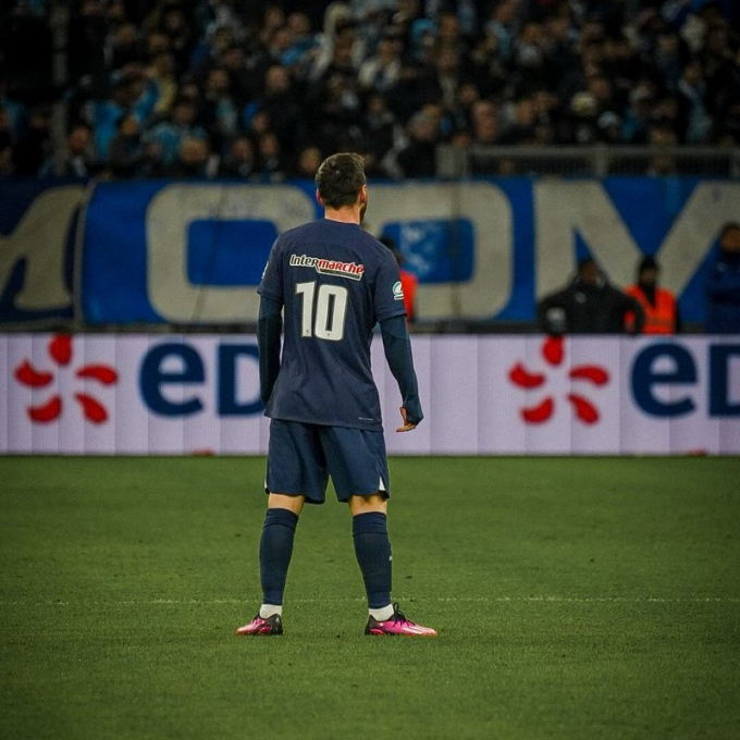 Vừa được nhường áo số 10 tại PSG, Messi đã hết cơ hội sử dụng