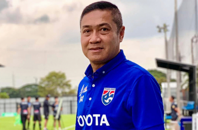 Theerathon được huyền thoại Thái Lan khuyên đến V.League chơi bóng
