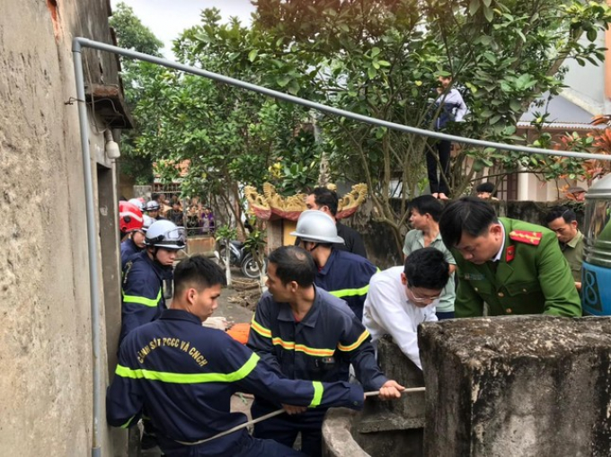 Giải cứu người đàn ông rơi xuống giếng sâu 25 m ở Hà Nội