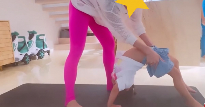 Tí tuổi đầu đã tập tành Yoga, bé Lisa nhà Hồ Ngọc Hà khiến netizen há hốc mồm với những động tác khó