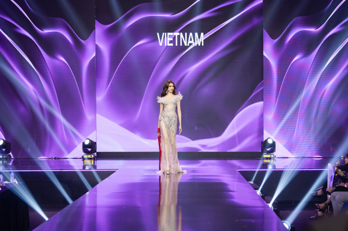 Thanh Thanh Huyền phô diễn đường cong với chiếc váy Phượng Hoàng tái sinh tại bán kết Miss Charm 2023