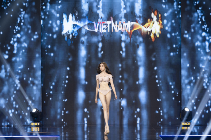 Thanh Thanh Huyền khoe chân dài 1m1, trình diễn bikini sập sàn bán kết Miss Charm 2023