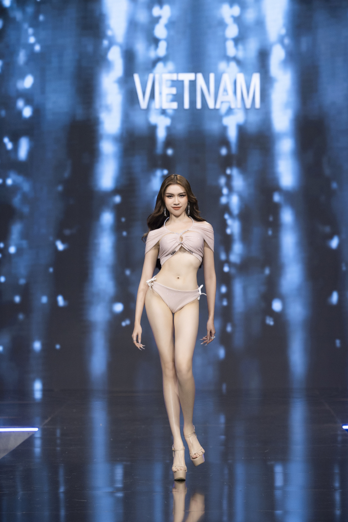 Thanh Thanh Huyền khoe chân dài 1m1, trình diễn bikini sập sàn bán kết Miss Charm 2023