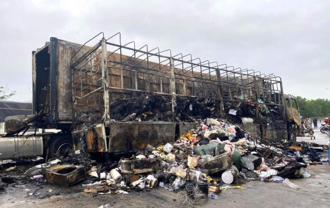 Quảng Nam: Ô tô tải và xe container đậu sát cây xăng bốc cháy