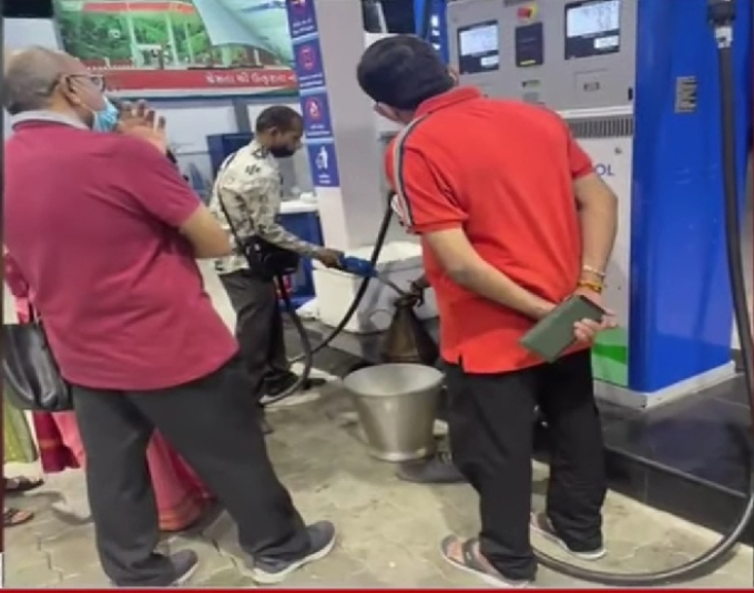 Trạm xăng gian lận bơm được 57 lít xăng vào bình chứa 50 lít ở Ấn Độ