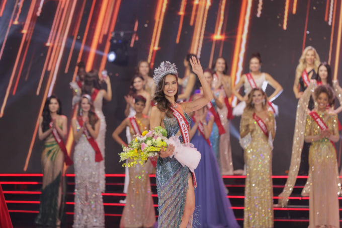 Cùng chọn váy dạ hội sóng nước: Mỹ nhân Brazil ẵm vương miện Miss Charm, Ngọc Châu bị chê nhạt nhòa