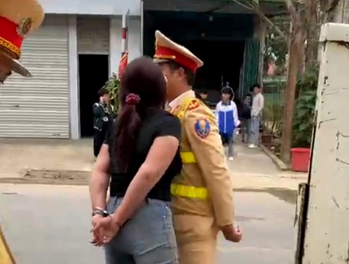 Xôn xao clip người phụ nữ bị còng tay lăng mạ, đụng chạm thân thể vào CSGT Xôn xao clip người phụ nữ bị còng tay lăng mạ, đụng chạm thân thể vào CSGT