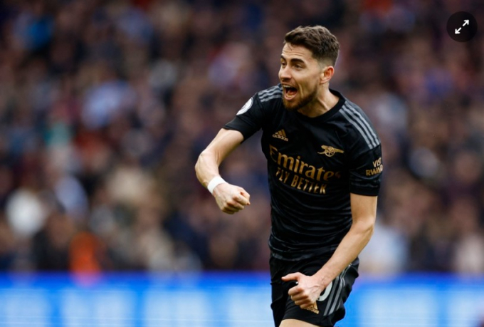 Arsenal thắng với kịch bản không tưởng ở Ngoại hạng Anh