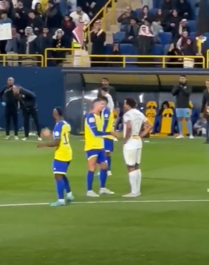 Ronaldo quê ra mặt vì bị đối thủ từ chối bắt tay và phản ứng bất ngờ Ronaldo quê ra mặt vì bị đối thủ từ chối bắt tay và phản ứng bất ngờ