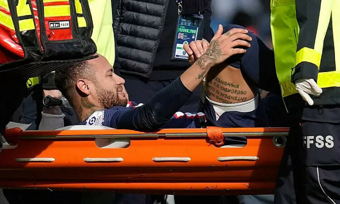 Neymar dính chấn thương kinh hoàng, khóc như mưa trên sân