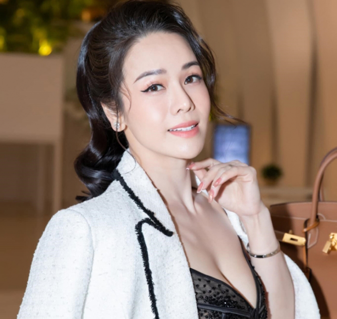 Cô hầu gái xứ Thanh tiền đếm mỏi tay, 1 năm tậu 3 xe, nữ đại gia cùng quê thì sao? Cô hầu gái xứ Thanh tiền đếm mỏi tay, 1 năm tậu 3 xe, nữ đại gia cùng quê thì sao?