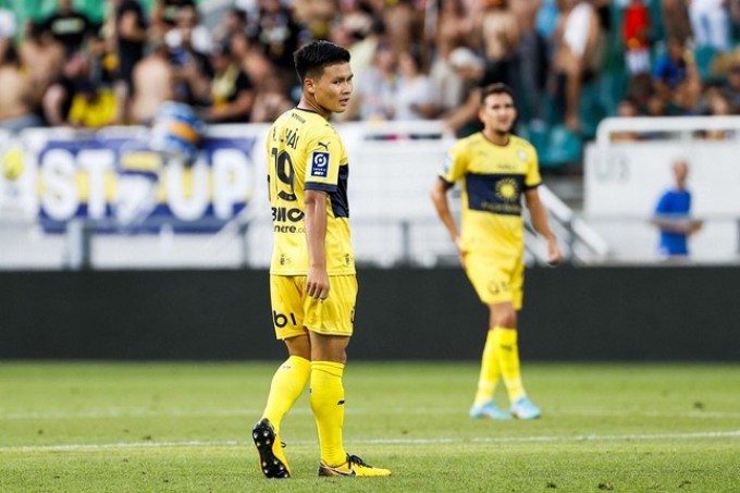 Quang Hải bị chê tơi tả và chấm điểm bằng cầu thủ đá phản lưới nhà của Pau FC
