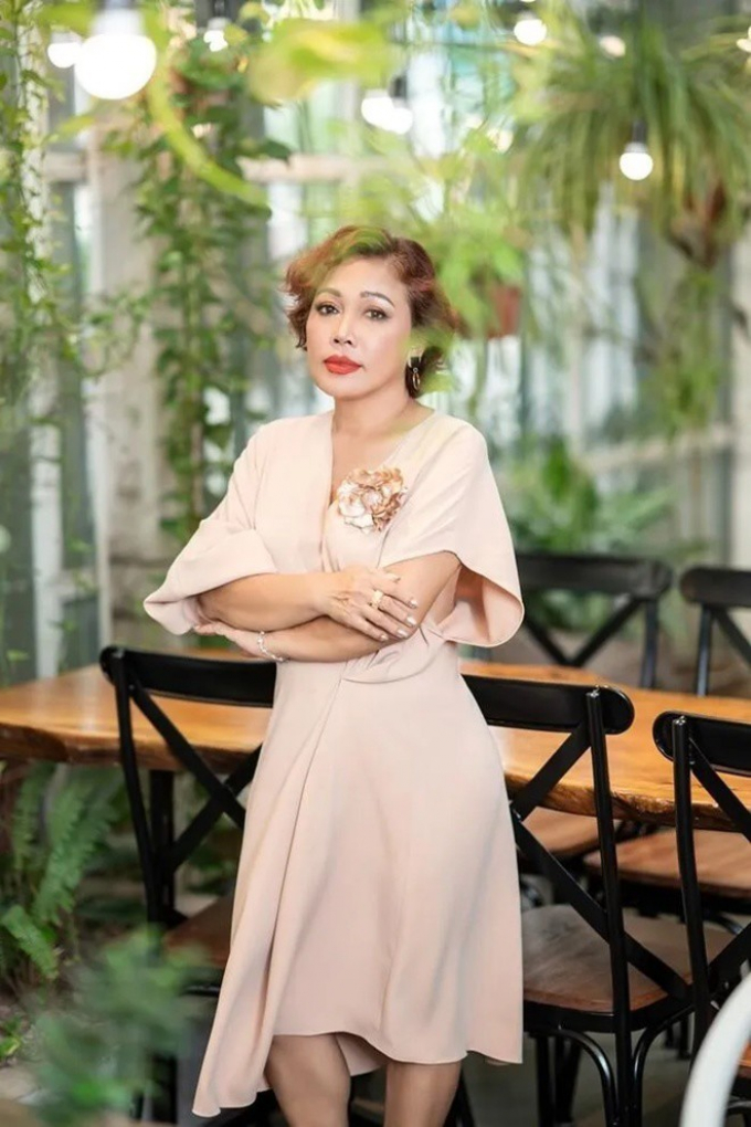 Không còn hào quang sân khấu, ca sĩ Siu Black mặc đồ bộ cho lợn ăn tại quê nhà