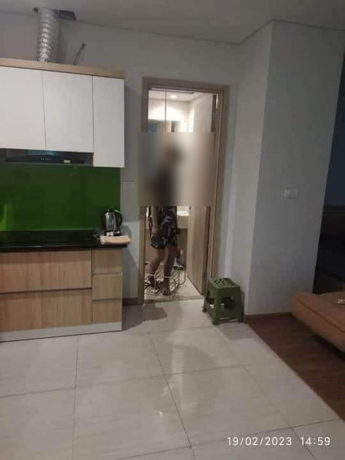 Phát hiện nam thanh niên treo cổ trong chung cư, mùi hôi nồng nặc cả hành lang Phát hiện nam thanh niên treo cổ trong chung cư, mùi hôi nồng nặc cả hành lang