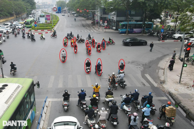 1001 kiểu vượt đèn đỏ tại Hà Nội