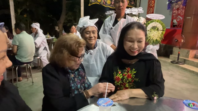 Đi đám tang mà cười quá nhiều, NSND Bạch Tuyết bất ngờ bị hỏi khi đến viếng nghệ sĩ Thiên Kim