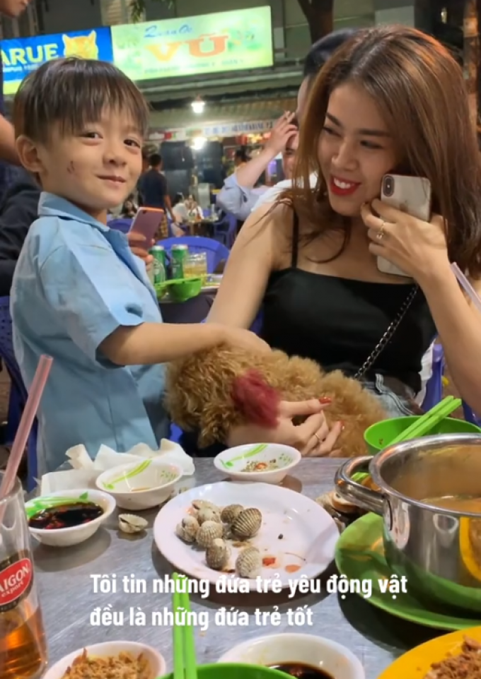 Khoảnh khắc bé trai bán hàng rong ôm thú cưng khiến netizen xúc động, triệu like vì hành động của chủ chó
