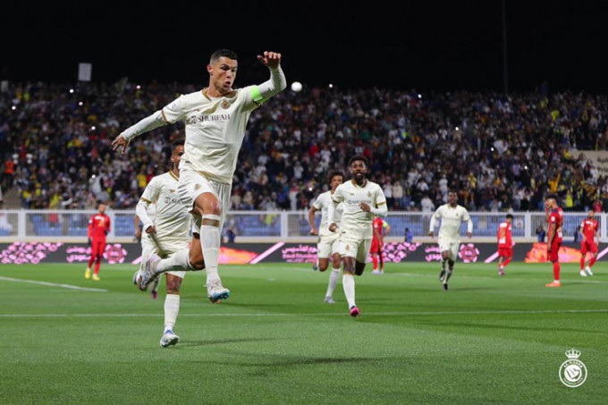 Đỉnh cao Ronaldo: Hat-trick trong 26 phút, chấp nửa mùa vẫn đua Vua phá lưới