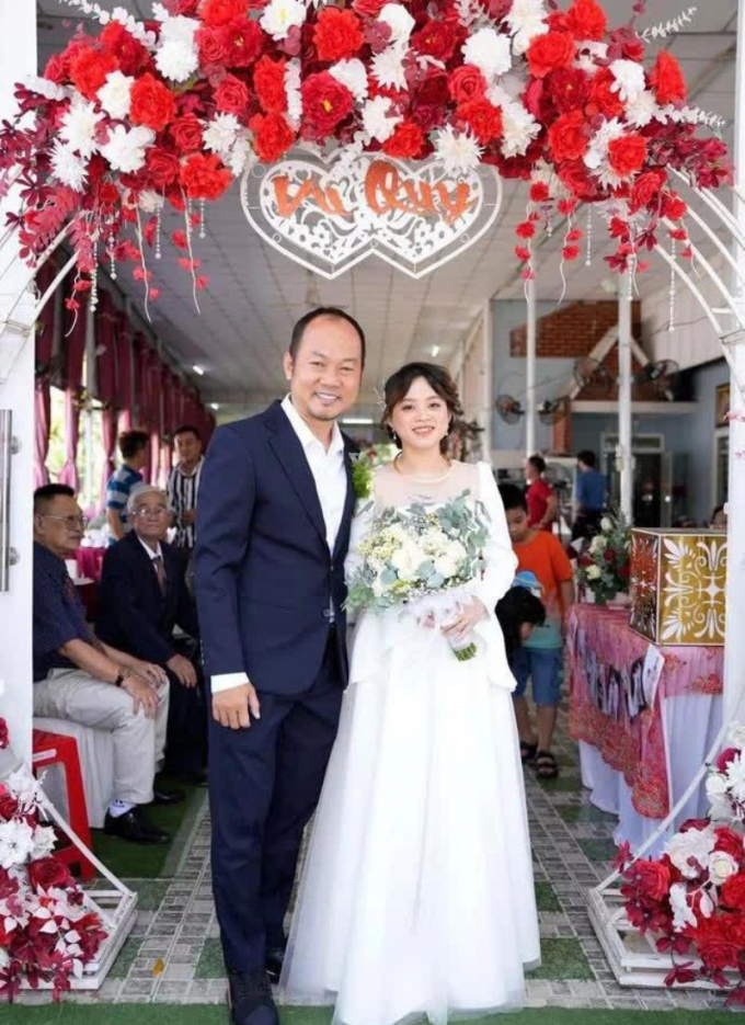 Long Đẹp Trai xác nhận ly hôn Phi Nga, tổ chức đám cưới với vợ trẻ đẹp