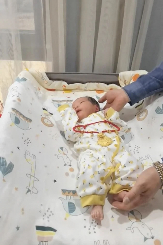 Bé gái mới sinh đã được ông bà thưởng nóng 1 tỷ, khởi nghiệp quá thành công Bé gái mới sinh đã được ông bà thưởng nóng 1 tỷ, khởi nghiệp quá thành công