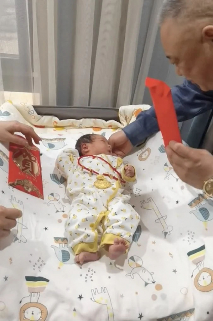 Bé gái mới sinh đã được ông bà thưởng nóng 1 tỷ, khởi nghiệp quá thành công Bé gái mới sinh đã được ông bà thưởng nóng 1 tỷ, khởi nghiệp quá thành công