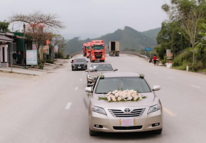 Chú rể Hà Tĩnh chơi lớn rước dâu bằng 20 xe container