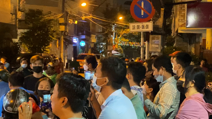 Đám tang NSƯT Vũ Linh: Khán giả vây kín tư gia, fan cải lương bỏ ăn bỏ làm đến viếng thần tượng
