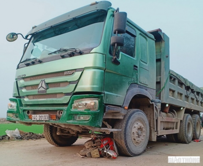 Bị xe tải cán trên đường đưa con đi học, 3 mẹ con tử vong ở Nghệ An