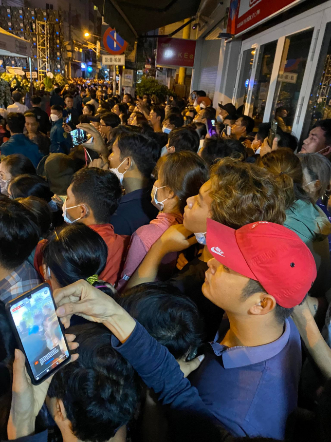 Đám tang NSƯT Vũ Linh: Hàng nghìn người chờ xem đêm diễn tiễn biệt ông hoàng cải lương
