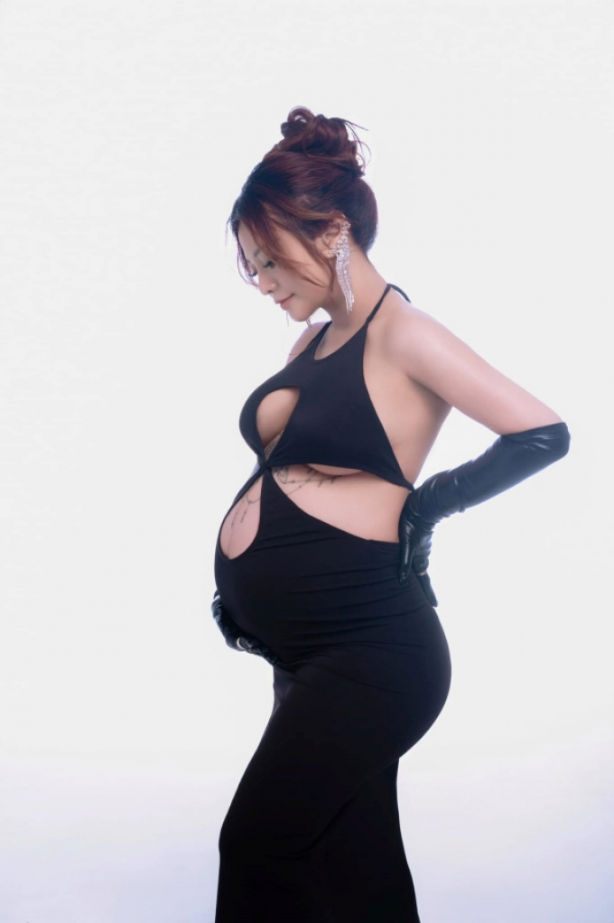 Mốt khoe quà 8/3 mới của sao Việt: Ca sĩ MiA bất ngờ công bố mang thai con đầu lòng
