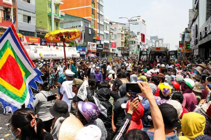 Tang lễ NSƯT Vũ Linh: Hàng chục nghìn người nối dài từ TPHCM lên Bình Dương đưa tiễn ông hoàng cải lương