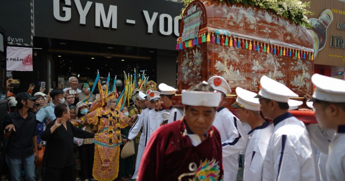Tang lễ NSƯT Vũ Linh: Hàng chục nghìn người nối dài từ TPHCM lên Bình Dương đưa tiễn ông hoàng cải lương