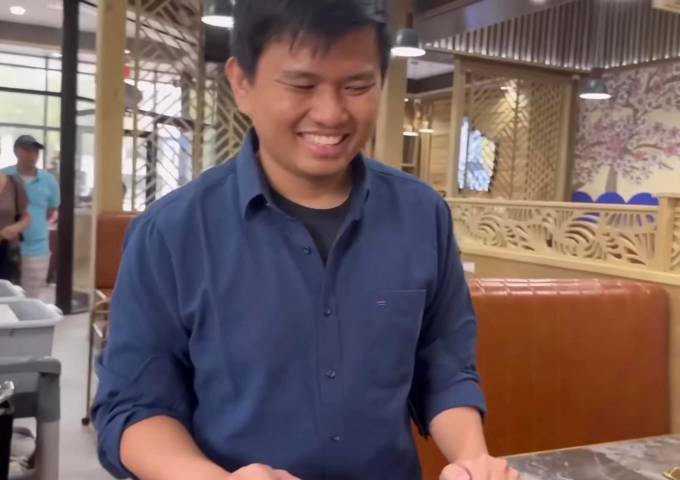 Hình ảnh Vương Phạm phục vụ, lau dọn tại nhà hàng của Khoa Pug được thực khách hé lộ