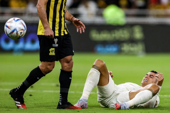 Ronaldo lạc lõng tại Al Nassr: Siêu sao nổi điên với HLV sau trận thua của Al Nassr