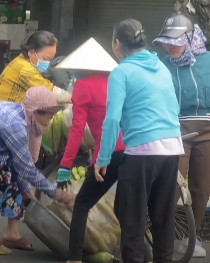 Cụ bà bán bắp bị người phụ nữ bán đậu hũ đánh túi bụi ở Bà Rịa - Vũng Tàu
