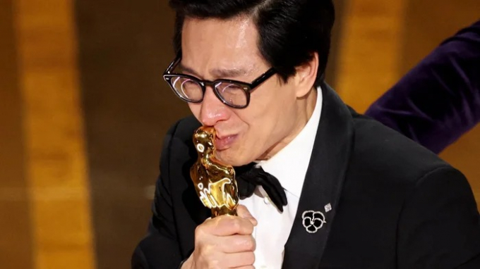 Diễn viên gốc Việt Quan Kế Huy đoạt giải Oscar, lập hàng loạt kỷ lục của điện ảnh thế giới