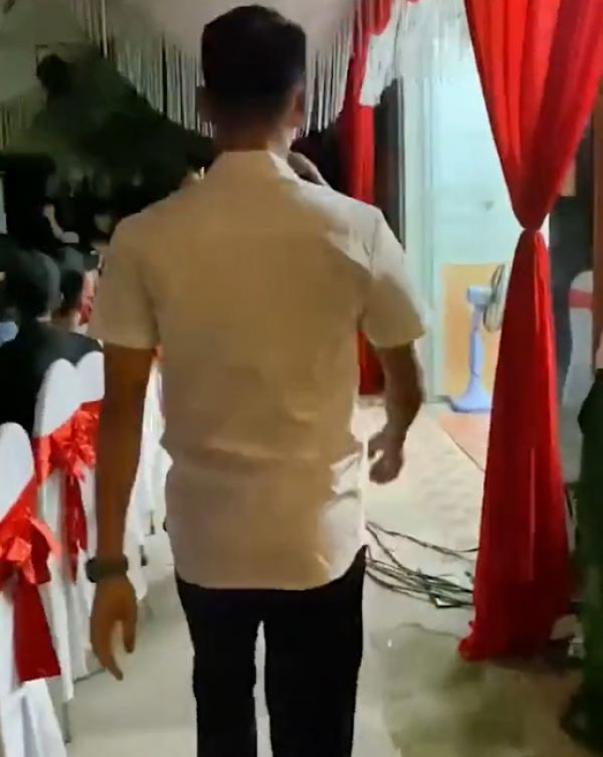 Đi ngang đám cưới nghe được bài tủ, anh Tây liền chạy tới quẩy cùng
