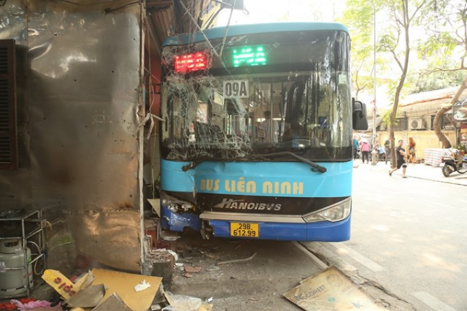 Xe buýt Liên Ninh đâm vào quán ăn trên phố Đội Cấn, 3 người bị thương